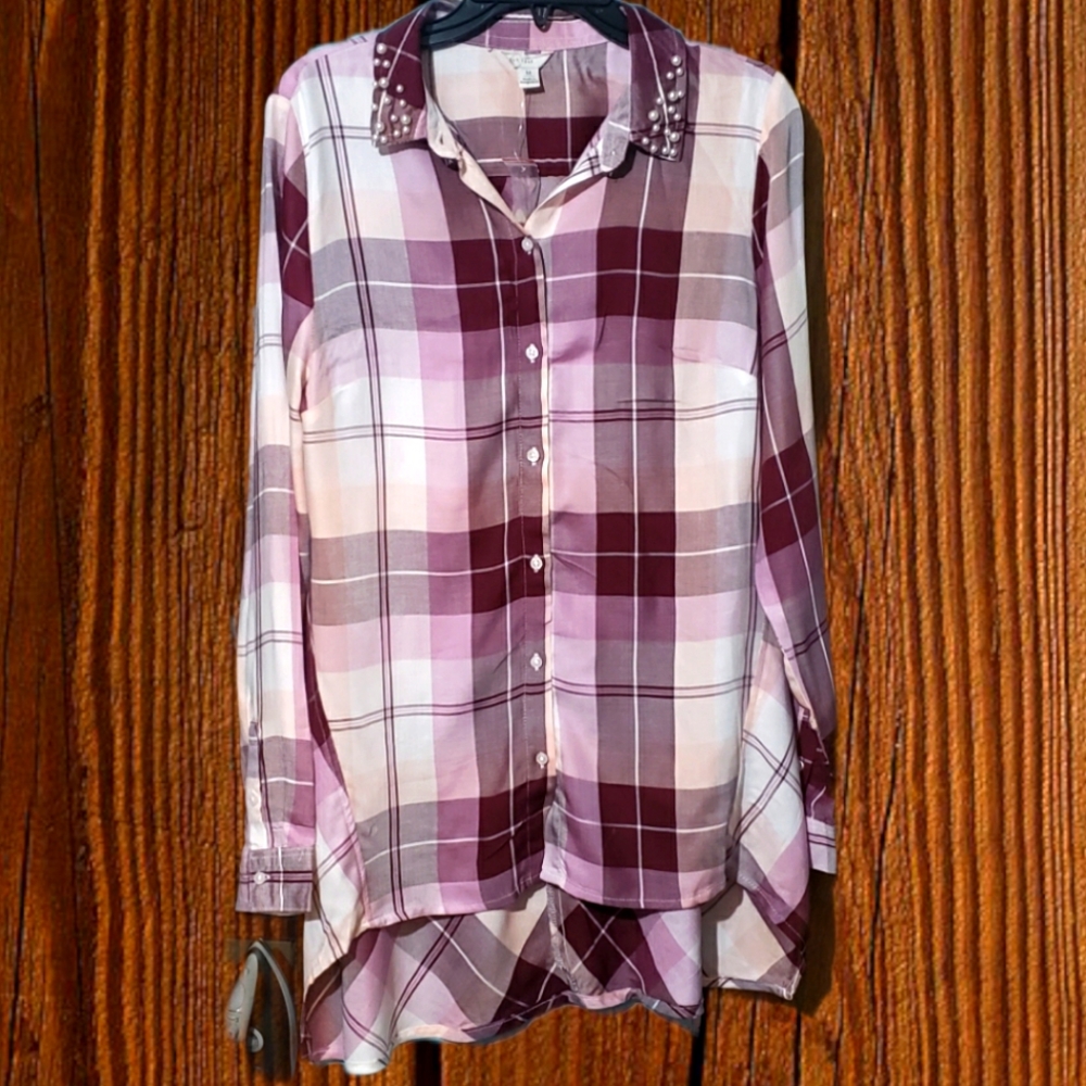 EST. 1948 High/low shirt with pearl detail on neckline  size M